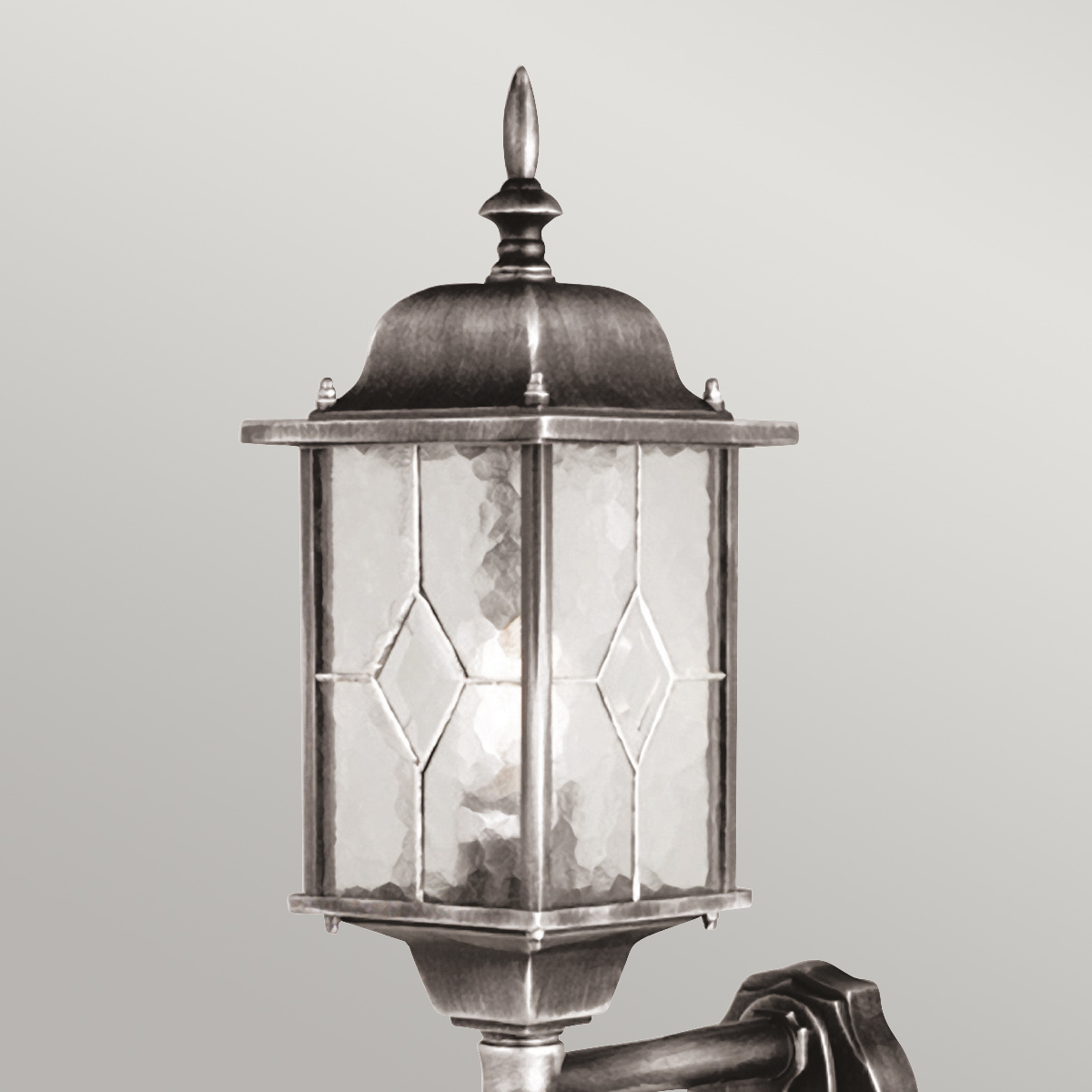 Wexford Silber außenlampe Von Elstead Lighting - Die Leuchte ist mit einem praktischen Bewegungsmelder ausgestattet, der das Licht automatisch einschaltet, sobald sich jemand in einem Umkreis von 1–8 Metern und einem Erfassungswinkel von 120 Grad bewegt.