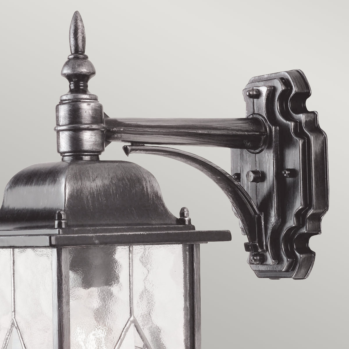 Wexford Silber außenlampe Von Elstead Lighting - Die schönen Details und die traditionelle Laternenform verleihen der Leuchte einen zeitlosen Ausdruck, der sich perfekt für den Eingangsbereich, die Veranda oder die Hausfassade eignet.