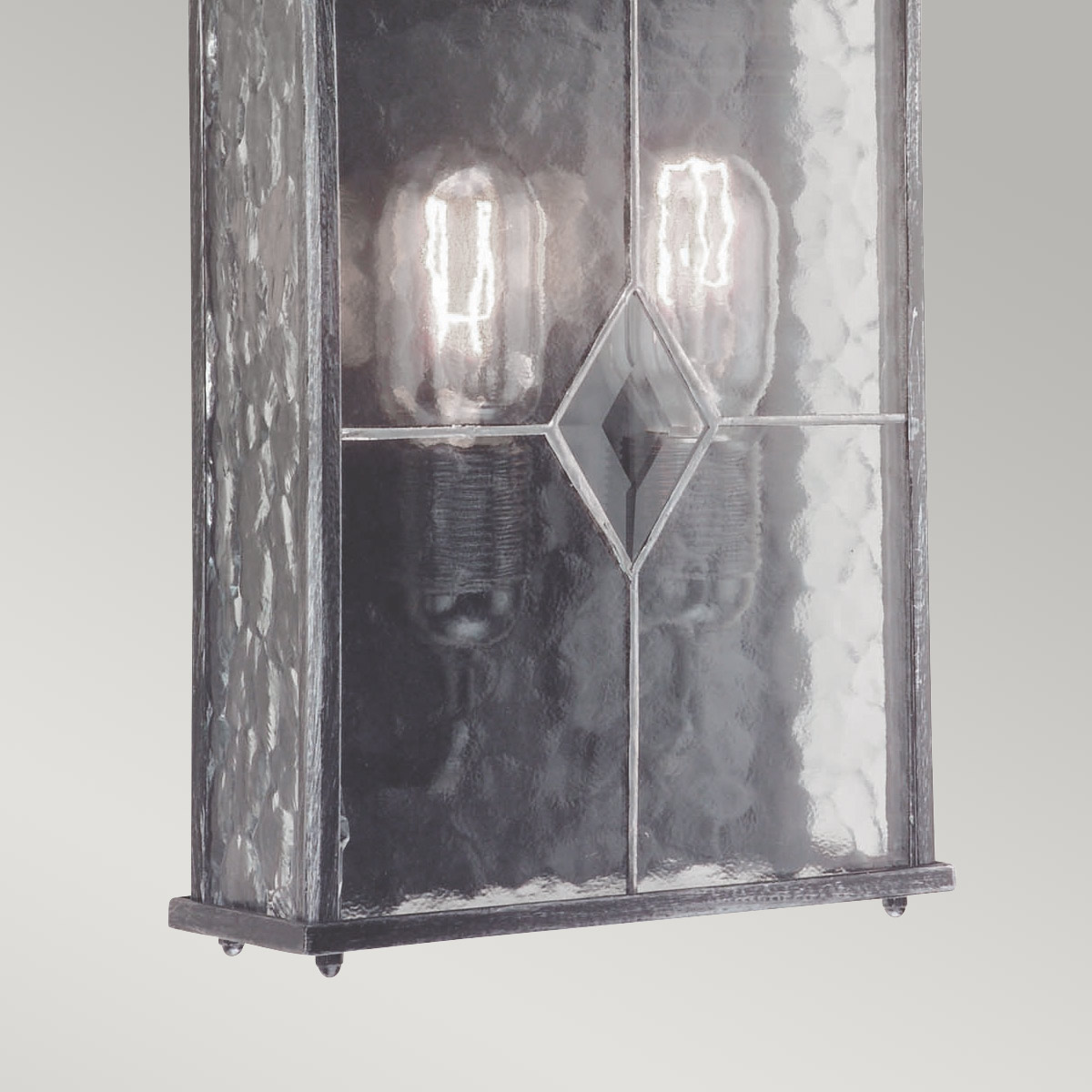 Wexford Silber außenlampe Von Elstead Lighting - Das strukturierte Glas mit seinen dekorativen, rautenförmigen Details sorgt für eine weiche und angenehme Lichtverteilung und unterstreicht den traditionellen Charakter der Leuchte.