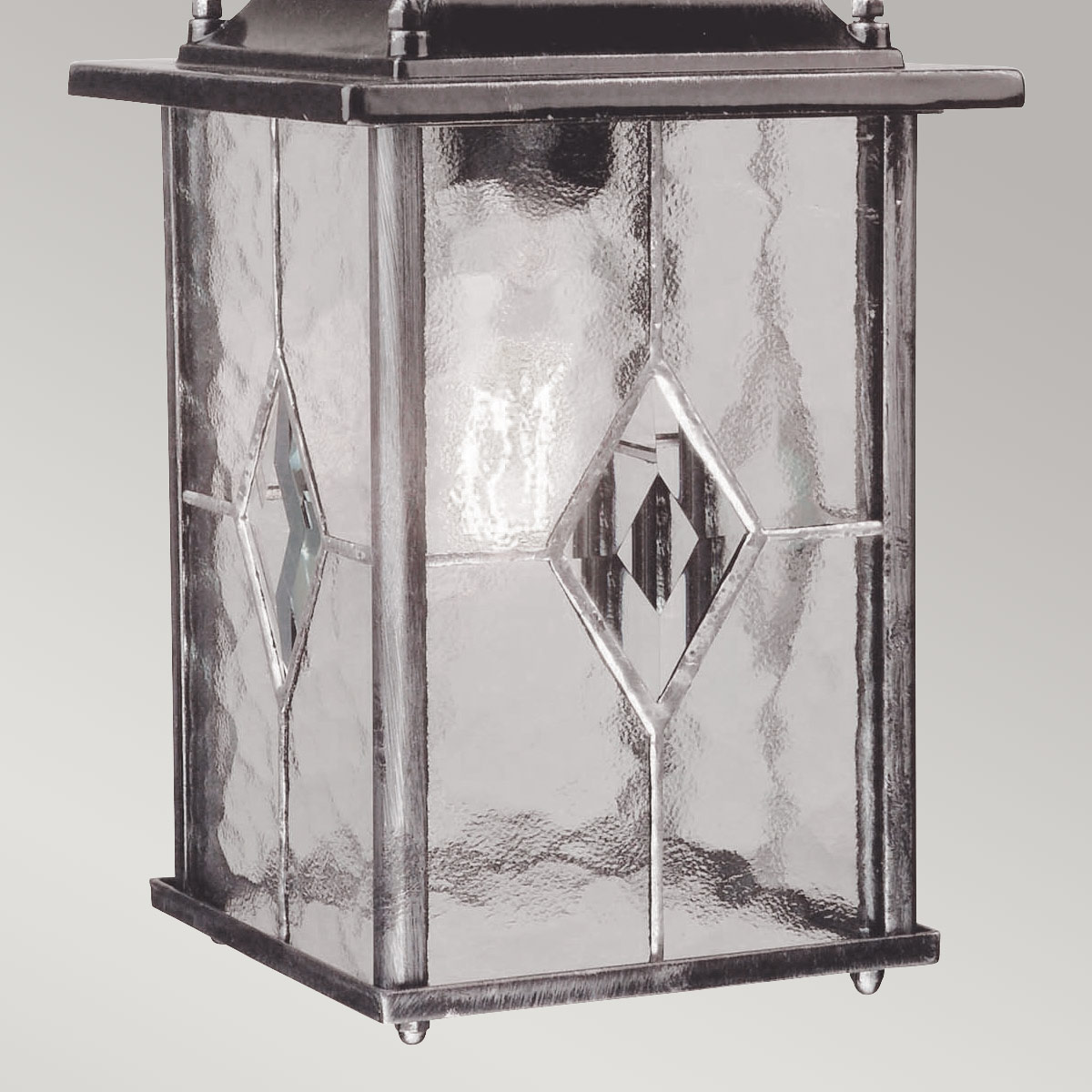 Wexford 16cm Silber Von Elstead Lighting - Wexford ist eine klassische Hängelaterne für den Außenbereich aus Aluminium mit einer eleganten, dunkelsilbernen Oberfläche und dekorativen Glaselementen in Bleiglasoptik.