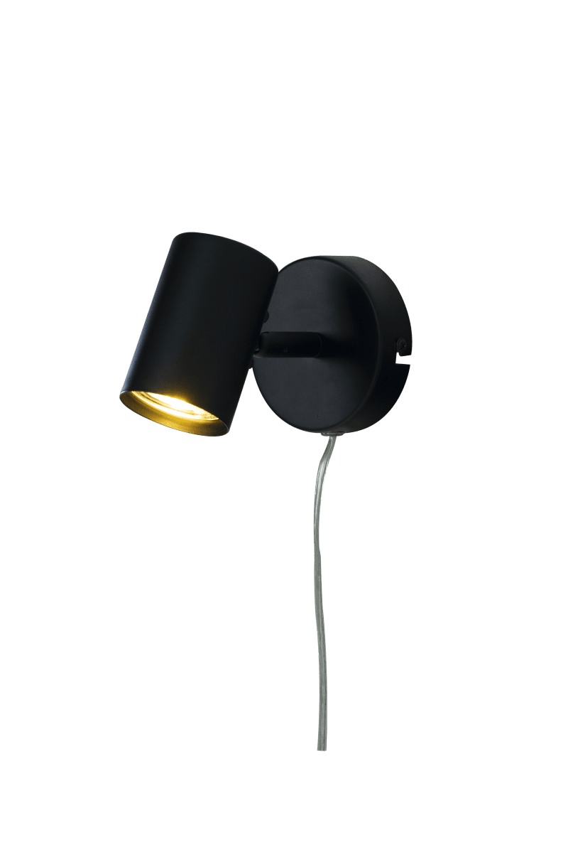Hugin Schwarz leselampe Von Aneta Lighting - Der praktische Strahler Hugin mit verstellbarem Leuchtenkopf eignet sich hervorragend als Nachttischlampe.