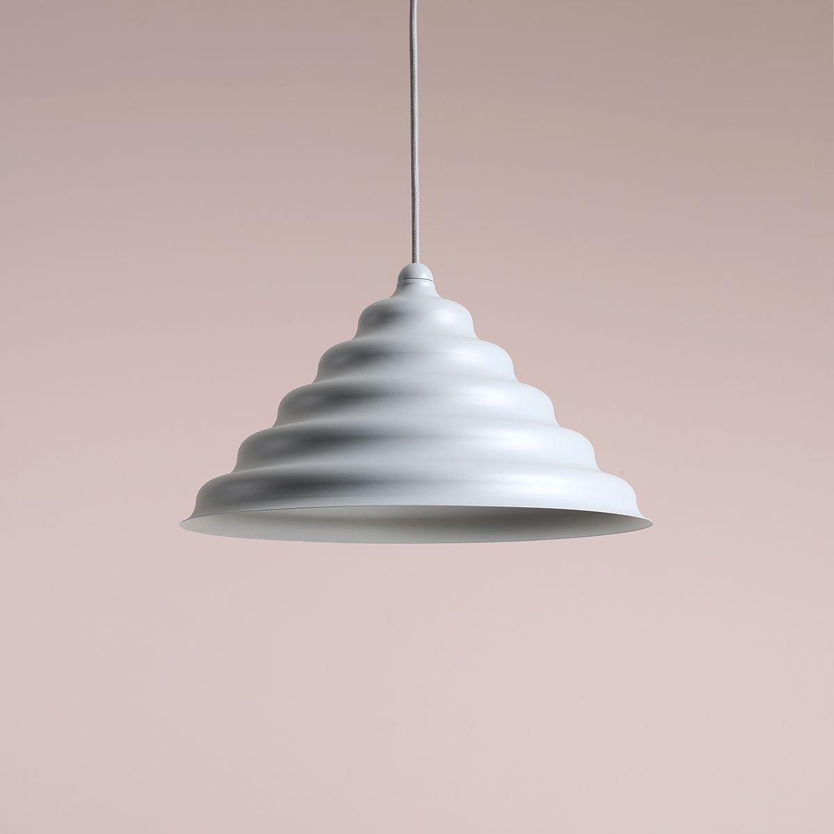 Wave Ø36 Blau hängelampe Von Artera - Wave ist eine moderne Pendelleuchte im Retro-Design und damit eine vielseitige Leuchte, die in jedes Zuhause passt.