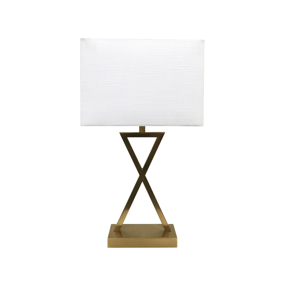 X-factor 54cm Messing tischlampe Von Nordic Lighting - Das stilvolle Design macht die Leuchte zu einem zeitlosen Einrichtungsdetail, das sowohl in moderne als auch in klassische Einrichtungen passt.