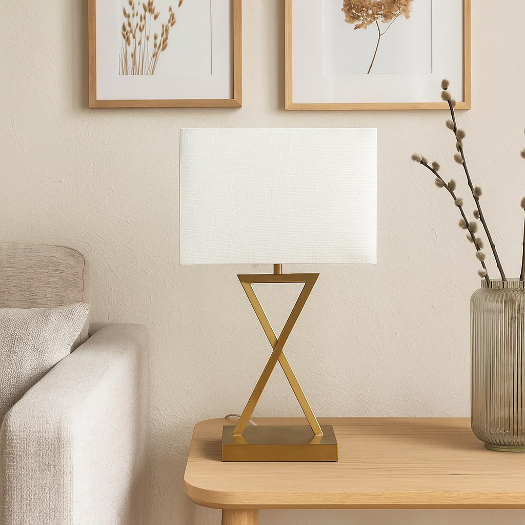 X-factor 54cm Messing tischlampe Von Nordic Lighting - Das stilvolle Design macht die Leuchte zu einem zeitlosen Einrichtungsdetail, das sowohl in moderne als auch in klassische Einrichtungen passt.