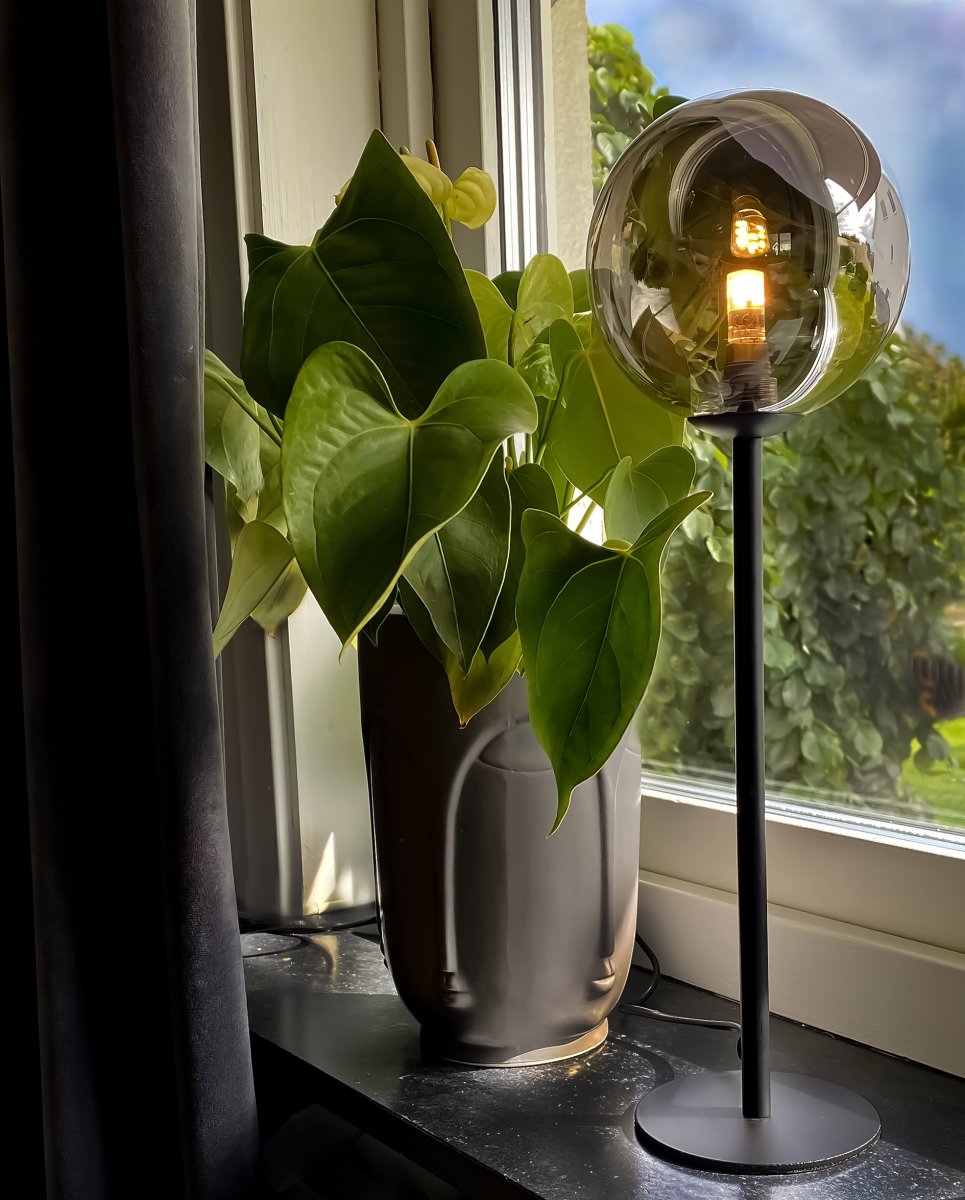 Molekyl 43cm Rauchgrau tischlampe Von Aneta Lighting - Molekyl ist eine elegante und moderne Tischlampe, die Stil und Funktion vereint.