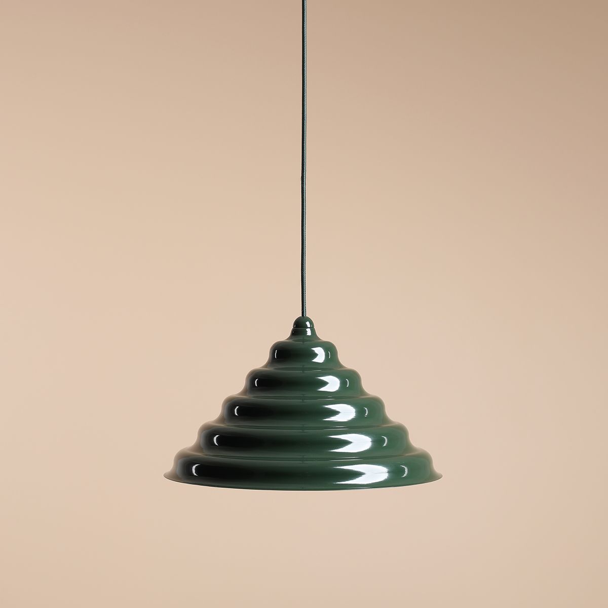 Wave Ø36 Dunkelgrün hängelampe Von Artera - Wave ist eine moderne Pendelleuchte im Retro-Design und damit eine vielseitige Leuchte, die in jedes Zuhause passt.