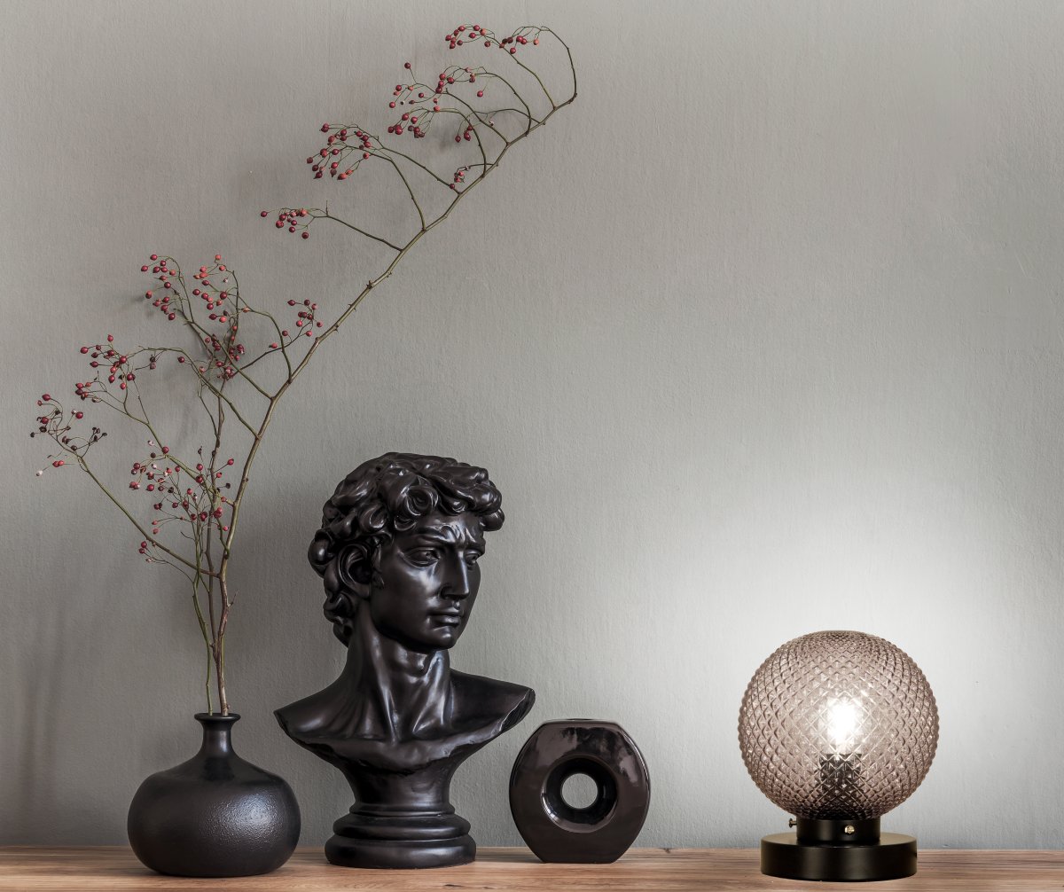 Flory 20cm Rauchfarben tischlampe Von Aneta Lighting - Das dekorative Glas umgibt die Lichtquelle und erzeugt eine warme und harmonische Lichtverteilung im Raum.