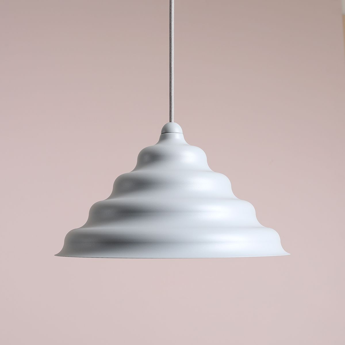 Wave Ø30 Blau hängelampe Von Artera - Wave ist eine moderne Pendelleuchte im Retro-Design und damit eine vielseitige Leuchte, die in jedes Zuhause passt.