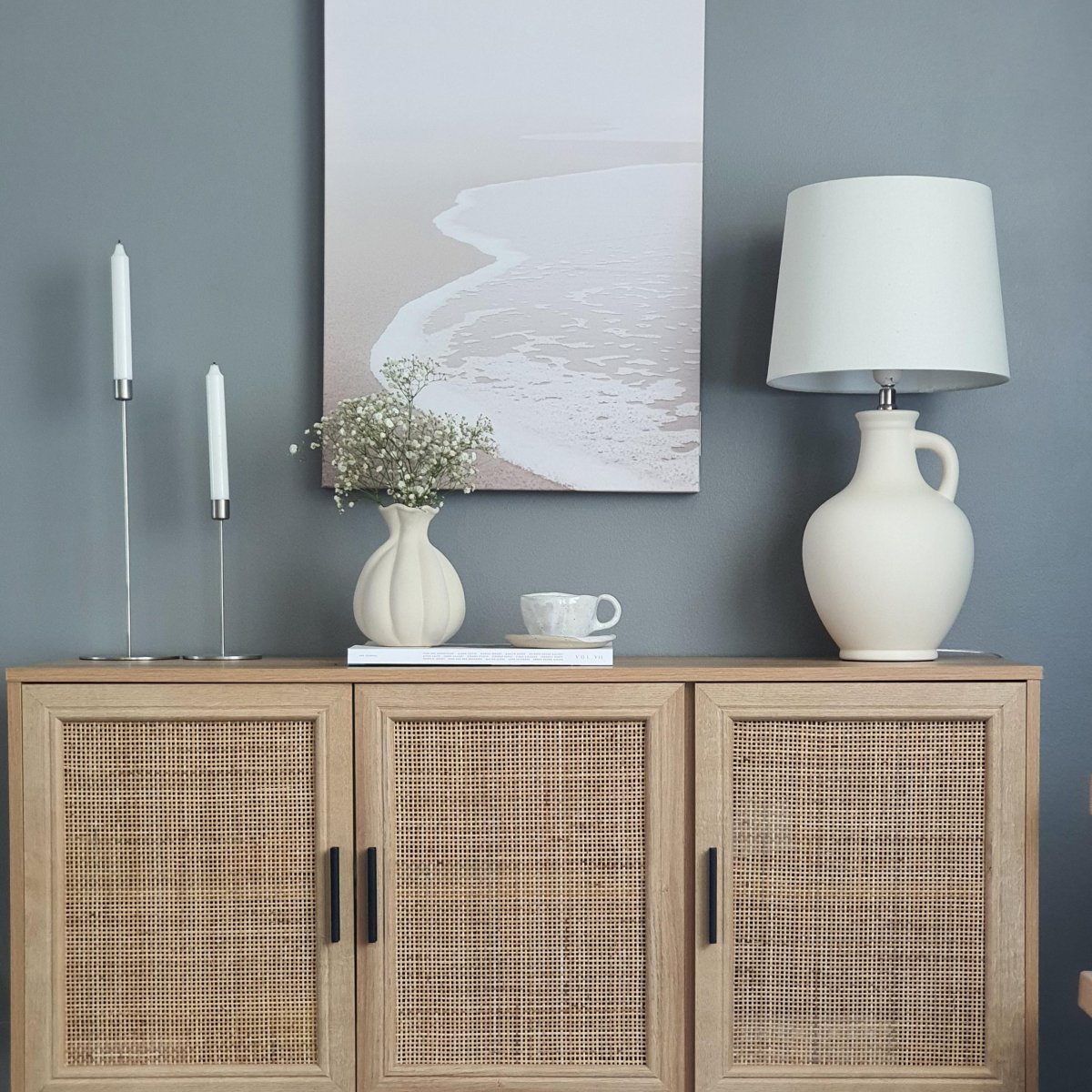 Athena 58cm Naturweiß tischlampe Von Aneta Lighting - Mit einem geschwungenen Keramiksockel in der Form eines antiken Krugs verleiht es Ihrem Zuhause eine rustikale Note.