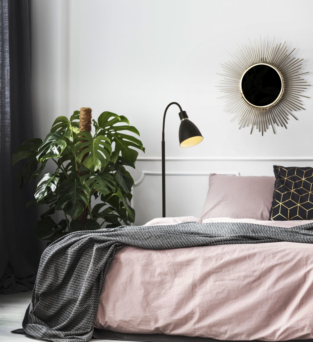 Idre 1 Schwarz stehlampe Von Aneta Lighting - Idre ist eine stilvolle Stehleuchte aus mattschwarzem Metall mit einem eleganten Zierring aus Chrom.