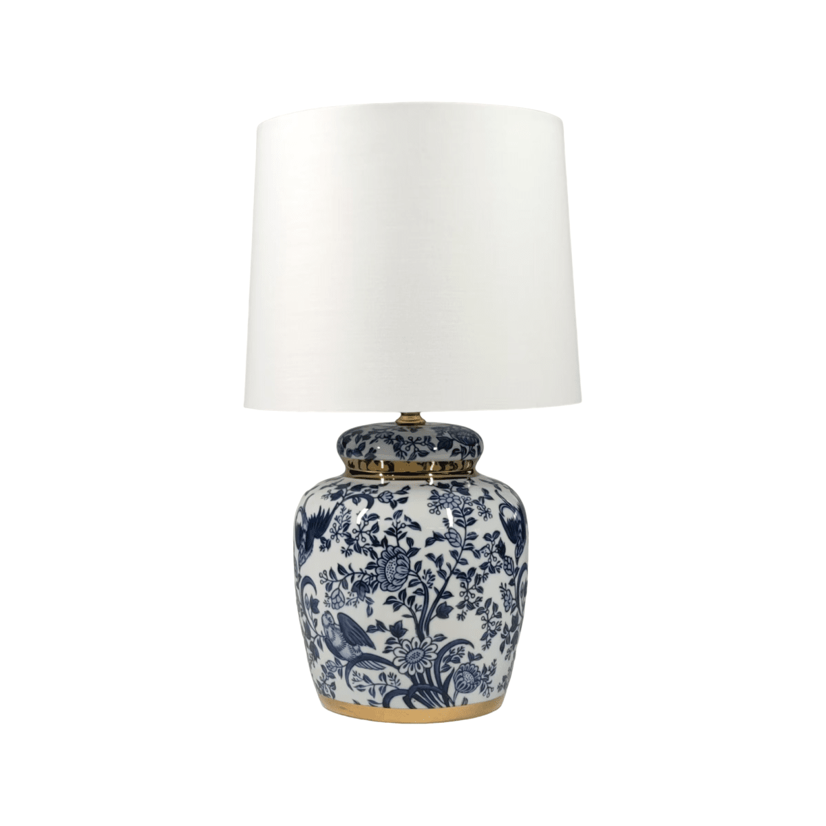 Blomstermåla 43cm Blau tischlampe Von Lampan - Vacker bordslampa med dekorativt bl&aring;tt och vitt m&ouml;nster p&aring; porslinbasen med m&auml;ssingdetaljer.