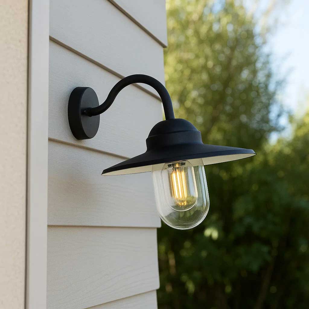 Ystad Schwarz außenlampe Von Lampan - Ystad &auml;r en klassisk stallykta i svart f&auml;rg och klart glas.