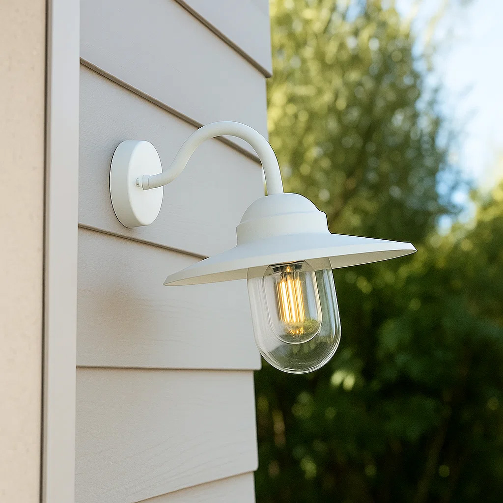 Ystad Weiß außenlampe Von Lampan - Ystad &auml;r en klassisk stallykta i vit f&auml;rg och klart glas.