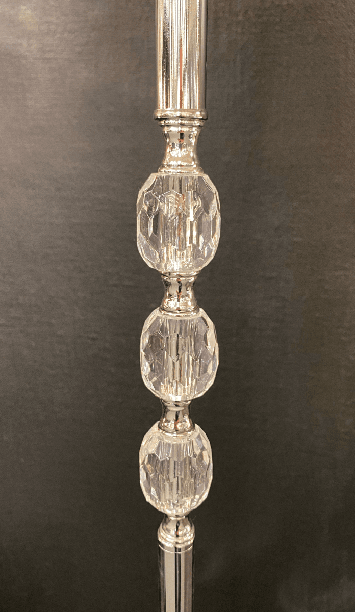 Johanna Chrom stehlampe Von Aneta Lighting - Die Stehleuchte Johanna ist ein echter Klassiker aus verchromtem Metall mit Prismen-Dekorkn&ouml;pfen aus feinstem Acryl und einem wei&szlig;en Textilschirm.