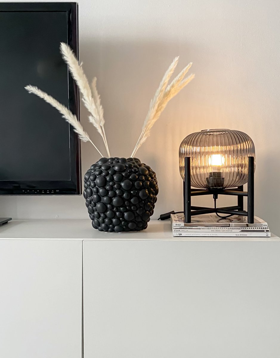 Vinda 32cm Schwarz tischlampe Von Aneta Lighting - Winda Tischlampe aus schwarzem Holz&auml; mit rauchgrauem Glasschirm ist eine fantastische Lichtquelle, die gem&uuml;tliches, warmes Licht spendet.