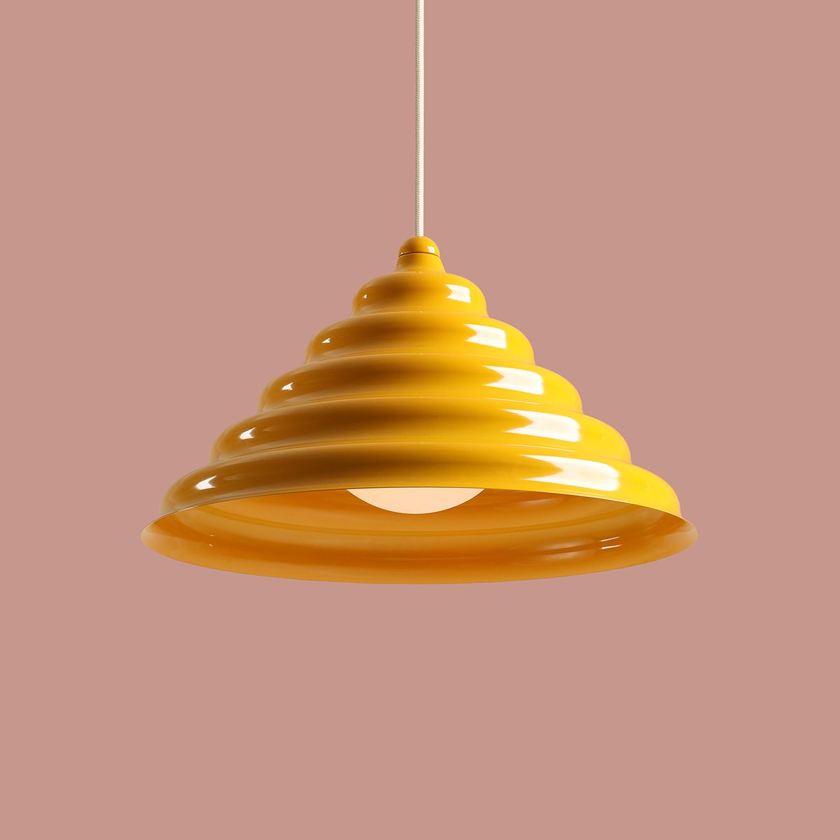 Wave Ø36 Gelb hängelampe Von Artera - Wave ist eine moderne Pendelleuchte im Retro-Design und damit eine vielseitige Leuchte, die in jedes Zuhause passt.