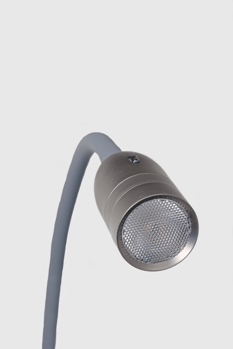Sensilo Zinn/Grau leselampe Von Aneta Lighting - Stilvolles Design aus Metall in Zinnoptik und mit einem silikonbeschichteten Flexarm in Grau, der die Lichtausrichtung erleichtert.