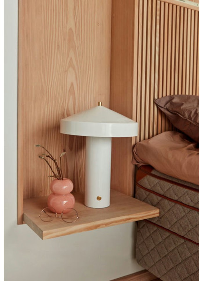 Hatto 40cm Weiß tischlampe Von OYOY - Die Leuchte ist Teil der beliebten Hatto-Serie und in mehreren modernen Farben erhältlich.