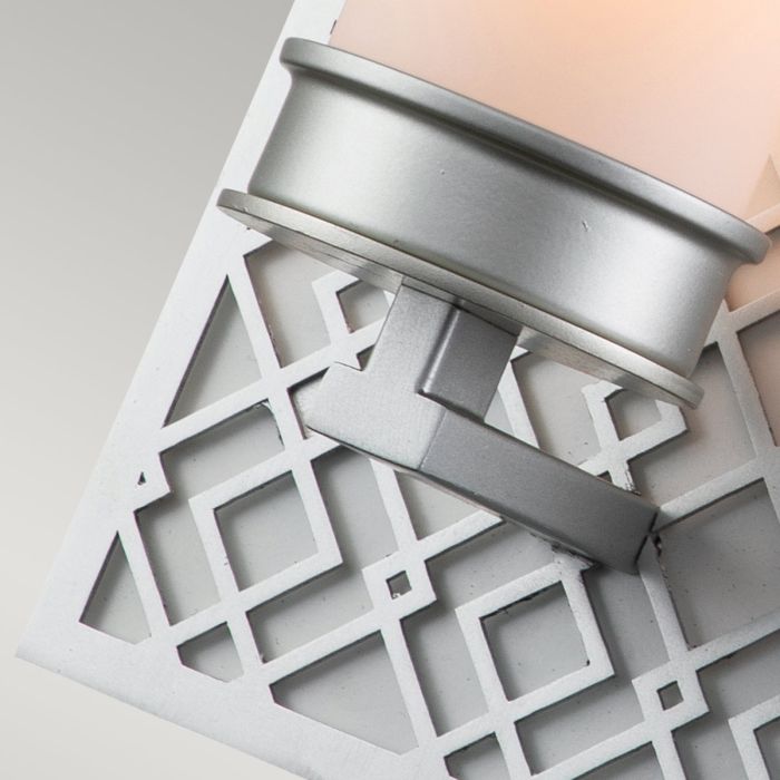 Ziggy 34cm Silber badezimmerlampe Von Elstead Lighting - Das rustikale Design verleiht ihr eine elegante und moderne Optik, w&auml;hrend das Opalglas f&uuml;r eine gleichm&auml;&szlig;ige und angenehme Lichtverteilung sorgt.