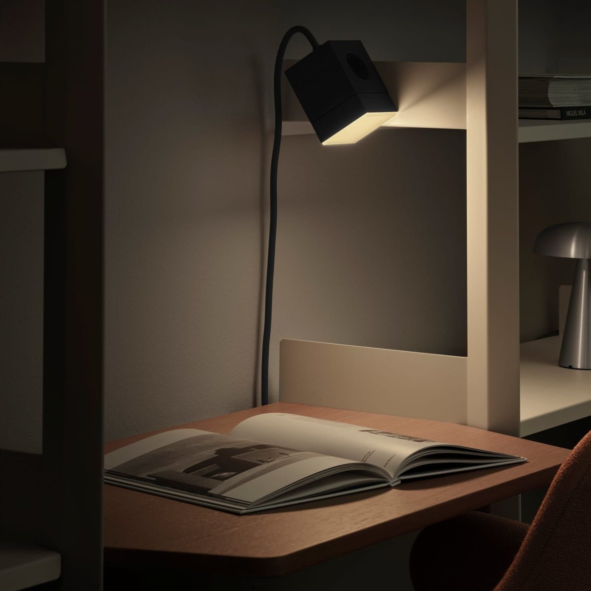 LAMP 1 - EU Schwarz Von Avolt - Diese praktische kleine Lampe wird direkt an die Steckdose (230 V) angeschlossen und eignet sich perfekt als Nachtlicht oder Stimmungslicht im Flur, Schlafzimmer oder anderen Räumen, in denen Sie ein sanftes Licht wünschen.