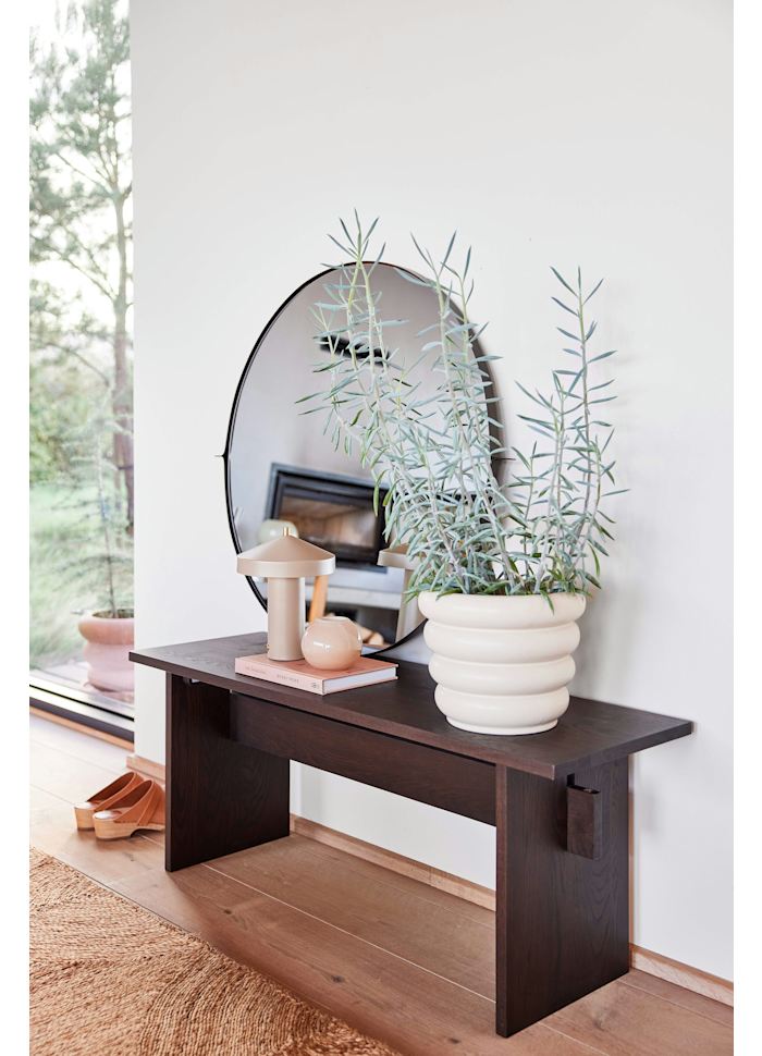 Hatto 25cm Beige tragbare Von OYOY - Mit einer Dimmfunktion in drei Stufen und energieeffizienter LED bietet sie anpassbares und angenehmes Licht f&uuml;r unterschiedliche Bed&uuml;rfnisse.